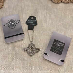 Fast & Furious
Universal Silver Pendant key chain and 2 mini writing pads